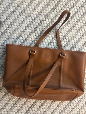 Elegant Brown Leather Tote with Shoulder Straps